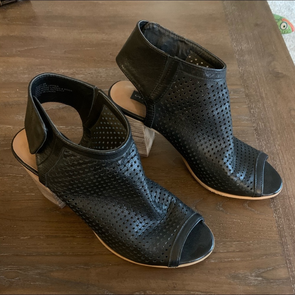 Steven by Steve Madden black peep- toe booties sz9